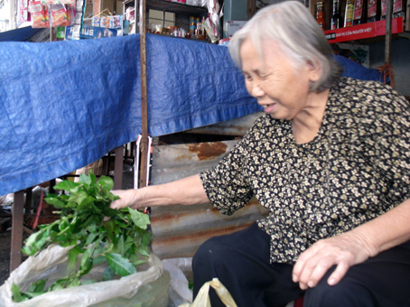 Bà Nhàn bán trà xanh cho khách. Ảnh: B. NGUYÊN