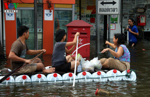 Người dân nhiều khu vực tại thủ đô Bangkok phải di chuyển bằng thuyền tự chế