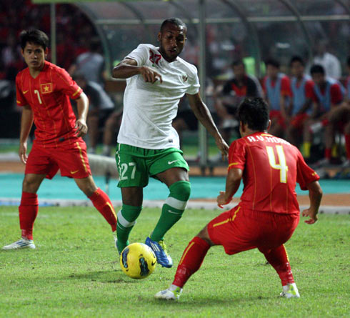 Indonesia (áo trắng) tỏ ra lấn lướt Việt Nam. Ảnh: Nam Hà.