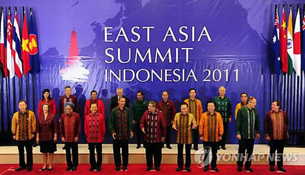 EAS gồm 10 nước thành viên ASEAN và 8 nước đối tác (Trung Quốc, Nhật Bản, Hàn Quốc, Ấn Độ, Australia, New Zealand, và 2 thành viên mới Nga và Mỹ).