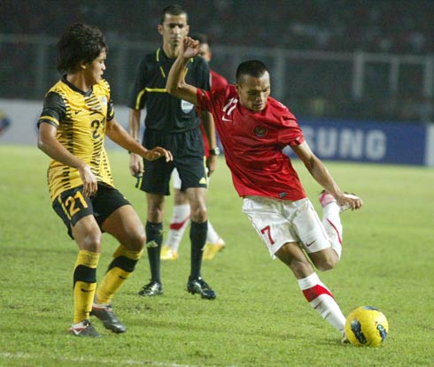 U23 Indonesia (áo đỏ) với sức bật từ lợi thế sân nhà.