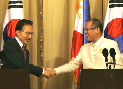 Tổng thống Hàn Quốc Lee Myung-bak và người đồng cấp Philippines Benigno Aquino III sau cuộc hội đàm ngày 21-11.