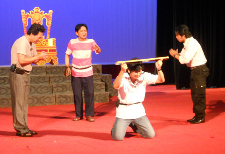 Bài 1: Hết mình cho từng vai diễn