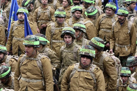 Các binh lính thuộc lực lượng bán vũ trang của Iran tham gia một buổi diễu hành tại thủ đô Tehran vào ngày 25-11.