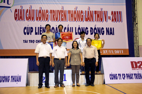 Ban tổ chức trao cờ toàn đoàn cho các CLB dẫn đầu.