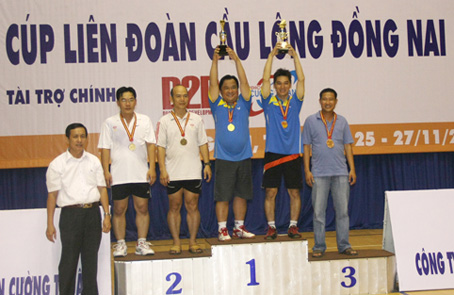 BTC trao giải cho các VĐV đạt thứ hạng nội dung đôi nam 31-40 tuổi.