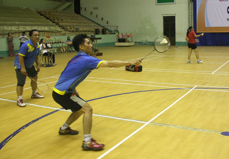 Cặp Lâm Đoàn Huy Khánh + Trần Trung Hiền (VPTU) giành HCV đôi nam 31-40 tuổi.  