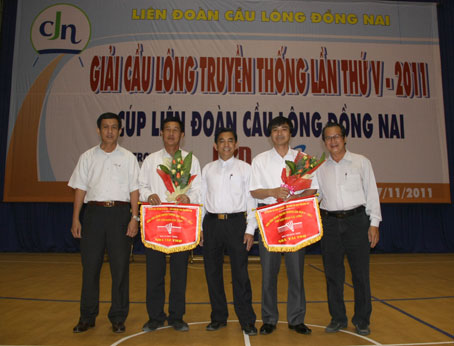 BTC trao cờ lưu niệm cho các nhà tài trợ