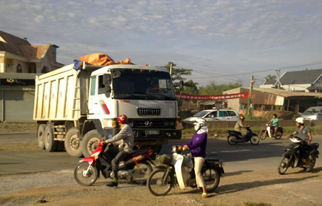 Xe ben nối đuôi nhau qua dải phân cách.