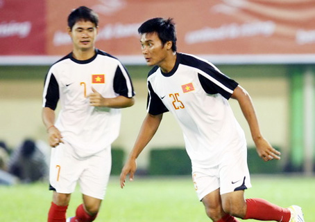 Tuấn Anh (25) là trung phong thực sự duy nhất của U.23 VN ở SEA Games 26, nhưng cầu thủ này chưa từng một lần đá chính ở V-League.         Ảnh: T.L