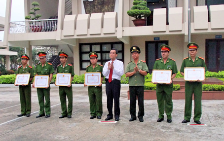 Chủ tịch UBND tỉnh Đinh Quốc Thái trao bằng khen cho các cá nhân và tập thể.