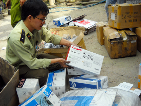 Bao bì và mực in giả các nhãn hiệu Canon, Samsung bị Quản lý thị trường tỉnh bắt giữ.      
