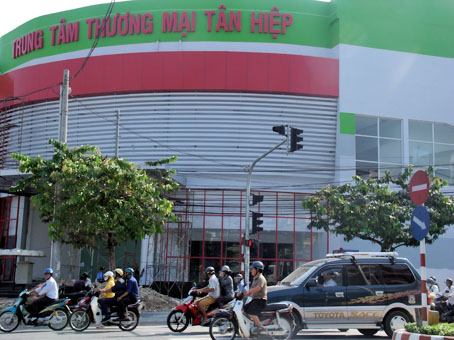 Trung tâm thương mại kết hợp với chợ truyền thống ở phường Tân Hiệp đang xây dựng.    