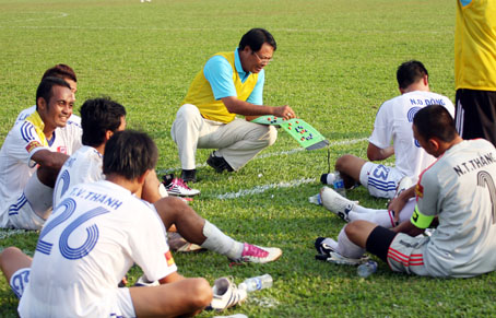 Thầy trò HLV Trần Bình Sự sẽ thử sức với những đội bóng mạnh.                    Ảnh: H.ANH