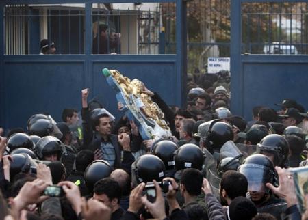 Người biểu tình dỡ biểu tượng của sứ quán Anh