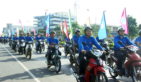 Diễu hành hưởng ứng “Tháng hành động quốc gia về dân số”