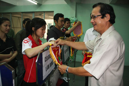 BTC tặng cờ lưu niệm cho các CLB bóng bàn tham dự