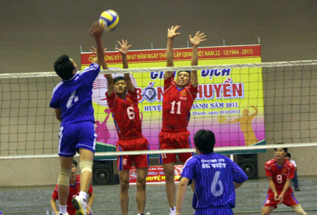 Đội Công an huyện Long Thành (áo đỏ, phía xa) dễ dàng chiến thắng 2-0 trước xã Long Đức (K12).