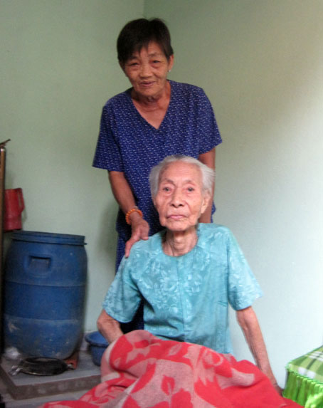 Hai người bạn già vẫn sớm tối bên nhau. Ảnh: M.Trung