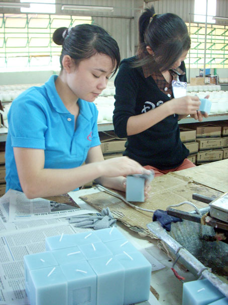 Khó tiếp cận vốn ở ngân hàng lớn, nhiều DN nhỏ vẫn khó khăn khi vay tiền ở ngân hàng nhỏ với lãi suất cao. Ảnh: V. LÂM