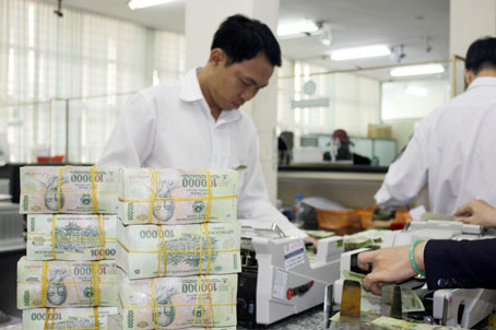 Lãi vay tại các ngân hàng lớn đang hạ thêm, so với đầu tháng 10-2011, lãi vay sản xuất kinh doanh đã hạ từ 0,5 - 2,5%/năm.         Ảnh: V. LÂM