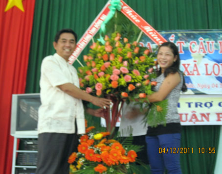 Ông Huỳnh Văn Tới, Chủ tịch Liên đoàn cầu lông tỉnh Đồng Nai tặng hoa cho Ban chủ nhiệm. 