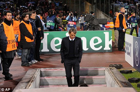 HLV Mancini bi quan về cơ hội đi tiếp của đội nhà.          