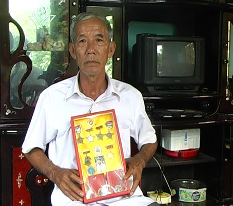 Ông Trường lãnh nhận nhiều huân huy chương của Nhà nước.