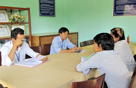 Cán bộ phòng tiếp dân của văn phòng UBND tỉnh đang lắng nghe và giải đáp những khúc mắc của người dân.     Ảnh: T.MINH