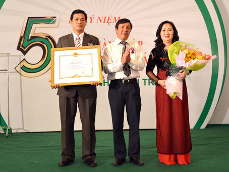 Ông Hồ Thanh Sơn, Giám đốc Sở Tài chính thay mặt UBND tỉnh trao bằng khen của Thủ tướng Chính phủ cho Vietcombank Nhơn Trạch nhân dịp kỷ niệm 5 năm thành lập. Ảnh: K. GIớI