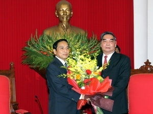 Le Hong Anh congratulates Bunthoong Chitmany 