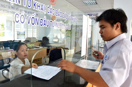 Doanh nghiệp làm thủ tục nộp thuế ở Cục Thuế Đồng Nai.         Ảnh: K. Giới