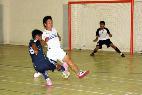 Hai đội Hương Khiêm (trái) hòa 1-1 với Long Bình trong trận khai mạc.