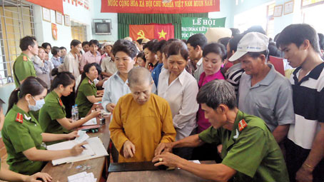Công an TP.Biên Hòa làm thủ tục cấp, phát CMND tại địa bàn ấp 2, xã Tam Phước. Ảnh: ĐÌNH BIÊN