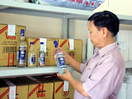 Số rượu Vodka Hà Nội giả đang bị giữ tại Chi cục Quản lý thị trường tỉnh.