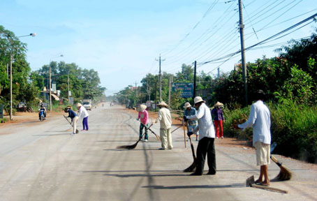 ĐT 767 tại những đoạn đã thảm nhựa trở nên thông thoáng, sạch đẹp.