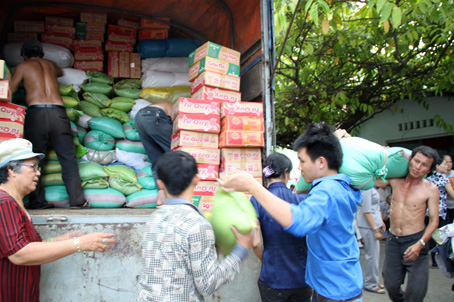 Các thành viên hội từ thiện chuẩn bị quà cứu trợ người dân 3 tỉnh miền Trung vào chiều ngày 15-12. Ảnh: B. Hường