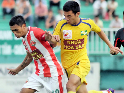 Quang Huy  SLNA (phải) quyết tâm giành cúp ngay tại thành Vinh.       Ảnh: T.L