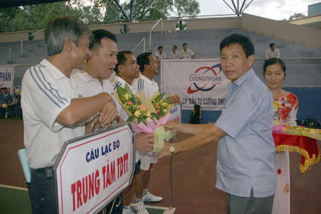 BTC tặng hoa cho các CLB tham dự.             Ảnh: H.ANH