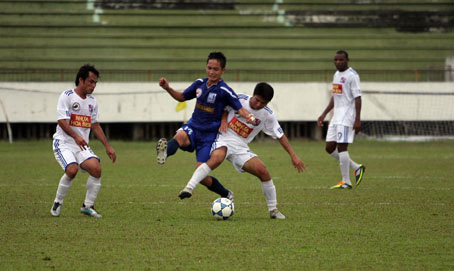 Đội Đồng Nai (áo trắng) thất bại trên chấm 11m trước K.Khánh Hòa.  Ảnh: H.Anh