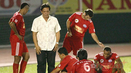 B.Bình Dương - đội bóng được coi là mạnh bậc nhất Việt Nam lại trắng tay trước đối thủ “vô danh” đến từ Tây Nguyên - Lâm Đồng. Ảnh: T.L