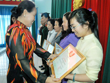 Bà Đào Nguyên, Chủ tịch Hội LHPN tỉnh trao bằng khen cho tập thể, cá nhân xuất sắc.