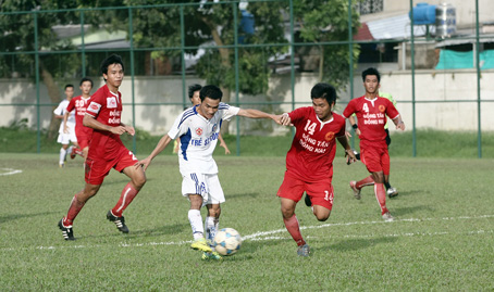 U19 Đồng Tân Đồng Nai (áo đỏ) nằm ở bảng B