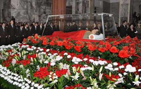 Thi thể ông Kim Jong-il được đặt trong quan tài bằng kính tại điện Kumsusan để các quan chức cấp cao đến viếng.