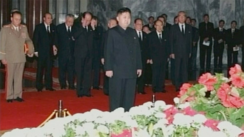 Đại tướng Kim Jong Un cùng phái đoàn các quan chức cao cấp của CHDCND Triều Tiên viếng cha mình - cố chủ tịch Kim Jong Il - Ảnh Reuters