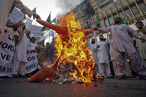 Dân Pakistan giận dữ đốt các biểu tượng của Mỹ ở Karachi để phản đối vụ không kích chết người của NATO, ngày 27-11-2011
