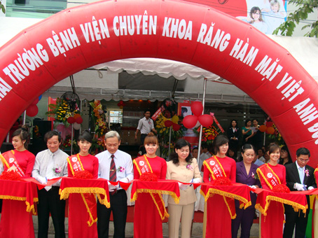 Cắt băng khánh thành khai trương bệnh viện.