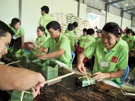  Làm bánh chưng tại cơ sở bánh chưng Trần Gia. Ảnh: B. NGUYÊN