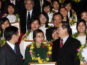 Deputy Prime Minister Nguyen Thien Nhan at the presenting ceremony 