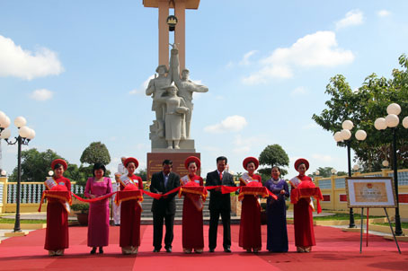 Thủ tướng Nguyễn Tấn Dũng và Thủ tướng Hun Sen cắt băng khánh thành Khu di tích.